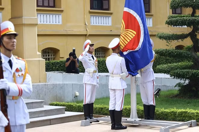 Được thành lập cách đây 3 năm, từng thành viên của Cộng đồng ASEAN đang nỗ lực thực hiện mục tiêu, chiến lược của Tuyên bố Tầm nhìn Cộng đồng ASEAN đến năm 2025, bảo đảm hòa bình, an ninh và tự cường dài lâu, với nền kinh tế năng động, cạnh tranh và liên kết sâu rộng, một Cộng đồng thu nạp dựa trên ý thức mạnh mẽ về sự gắn kết và bản sắc chung.