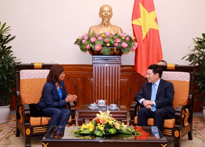 Phó Thủ tướng, Bộ trưởng Ngoại giao Phạm Bình Minh chúc mừng bà Pascoela Barreto dos Santos được bổ nhiệm làm Đại sứ đặc mệnh toàn quyền nước Cộng hòa Dân chủ Timor Leste tại Việt Nam. Ảnh: BNG
