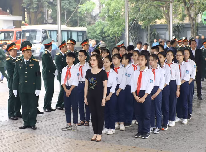 Các cháu học sinh trường THCS Lương Yên đến viếng nguyên Chủ tịch nước Lê Đức Anh.