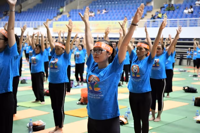 Chị Nguyễn Mai Loan, một thành viên tham gia đồng diễn đến từ Hà Đông, chia sẻ: “Yoga mang lại cho tôi nhiều người bạn mới và niềm vui mới. Tôi khỏe mạnh hơn và có thêm một nguồn năng lượng tinh thần rất tích cực. Tôi tham gia chương trình với mong muốn lan tỏa tinh thần tốt đẹp này đến với mọi người".