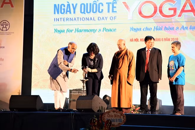 Đại sứ quán Ấn Độ phối hợp cùng Bộ Ngoại giao, Bộ Văn hóa, Thể thao và Du lịch, Ủy ban Nhân dân thành phố Hà Nội và Bảo Việt Nhân thọ tổ chức sự kiện này nhằm lan tỏa tinh thần sống khỏe mạnh và tích cực cho cộng đồng. Trong ảnh là các vị quan khách tham dự cùng thắp nến, một nghi lễ cầu chúc sự an bình.