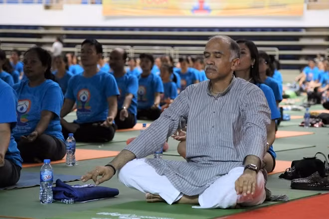 Đại sứ Ấn Độ tại Việt Nam Parvathaneni Harish cũng tham gia màn đồng diễn này