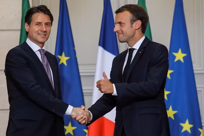 Tổng thống Pháp và Thủ tướng Italia bắt tay sau một tuần tranh cãi. Ảnh Reuters