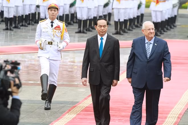 Chủ tịch nước Trần Đại Quang và Tổng thống Israel Reuven Ruvi Rivlin duyệt đội danh dự