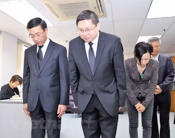 Phó Đặc phái viên Tống Như An (thứ hai từ trái sang) viếng di ảnh nguyên Tổng Bí thư Đỗ Mười. (Ảnh: Xuân Tuấn-Hoài Nam/Vietnam+)