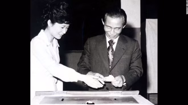 Bà Park đứng cạnh cha mình bỏ phiếu. Ông Park Chung-hee bị chính Giám đốc an ninh ám sát năm 1979. Sau khi mất đi người cha, bà Park ít xuất hiện trước công chúng và sống một cuộc sống mà bà gọi là “một cuộc sống rất giản dị.”