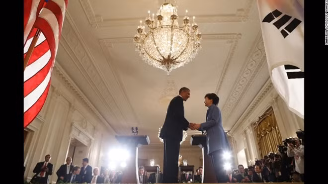 Bà Park bắt tay Tổng thống Mỹ Barack Obama vào tháng 5-2013.