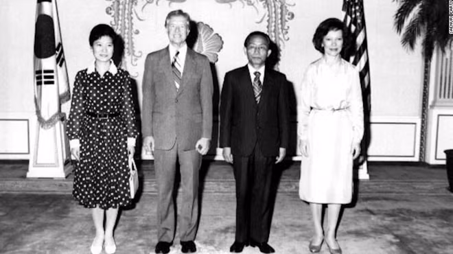 Bà Park, bên trái, đứng cạnh Tổng thống Mỹ Jimmy Carter trong chuyến thăm của Tổng thống Mỹ đến Hàn Quốc năm 1979. Sau khi mẹ mất do bị ám sát, bà Park được coi là Đệ nhất phu nhân của Hàn Quốc.