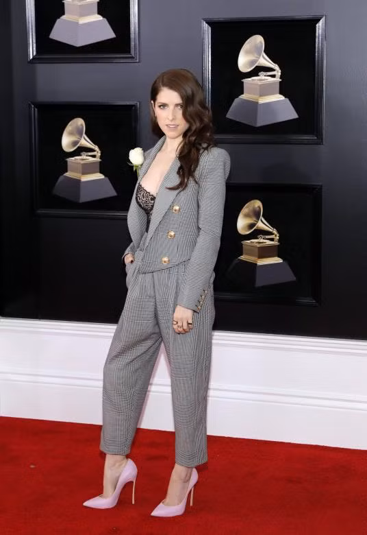 Anna Kendrick, nữ diễn viên với giọng hát cao vút cũng xuất hiện tại Grammy năm nay. Cô đã kết thúc năm 2017 với phần mới nhất của bộ phim âm nhạc được ưa thích "Pitch Perfect 3"