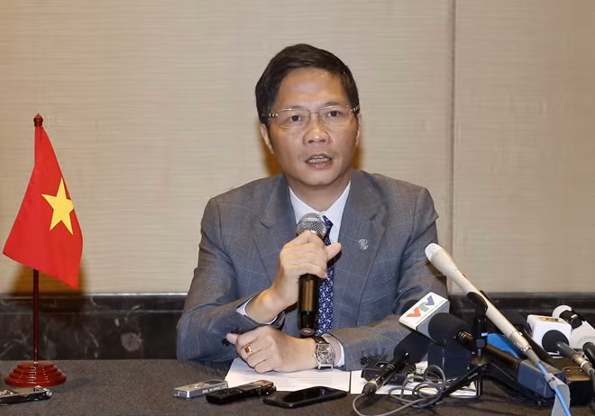 Bộ trưởng Trần Tuấn Anh trong buổi họp báo