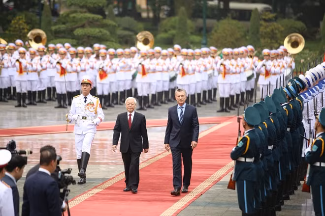 Tại lễ đón chính thức Tổng thống Argentina sáng 20-2 tại Hà Nội. Ảnh Duy Tiến.