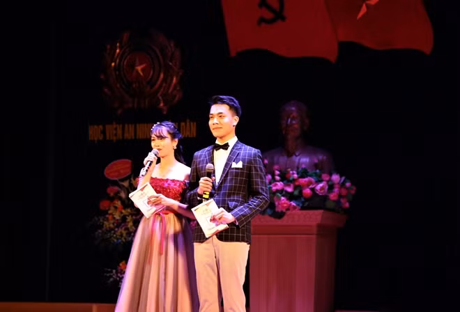 Nhân dịp kỉ niệm 35 năm thành lập Khoa Ngoại ngữ và 20 năm đào tạo chuyên ngành Ngoại ngữ, Khoa Ngoại ngữ Học viện An ninh nhân dân tổ chức Olympic tiếng Anh cấp Học viện lần thứ 3 với tên gọi IGNITE – “Hands on the torch”.