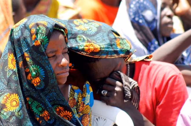 Nhiều người Tanzania tuyệt vọng trông ngóng người thân sau thảm họa. Ảnh Reuters