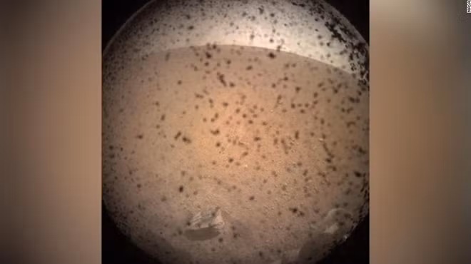 Hình ảnh đầu tiên mà InSight gửi về còn có bụi dính đầy trên kính camera. Những hình ảnh khác rõ nét hơn sẽ sớm được NASA cập nhật.