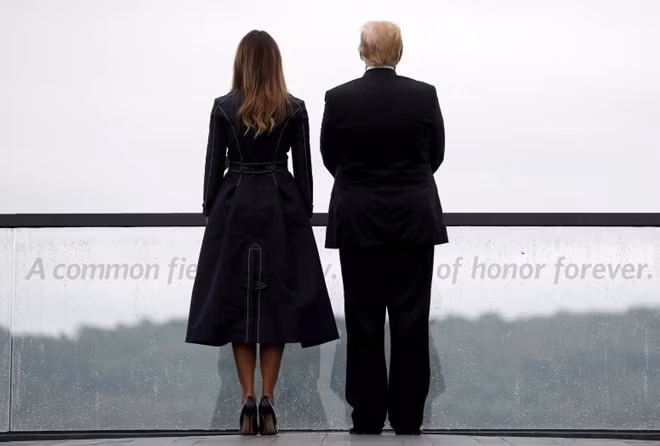 Tổng thống Donald Trump và Đệ nhất phu nhân Melania Trump đến dự lễ kỷ niệm tại Shanksville, Pennsylvania, nơi một trong những chiếc máy bay bị không tặc trong vụ khủng bố rơi xuống, làm 40 người thiệt mạng. Vào thời điểm khi phi hành đoàn và hành khách trên chiếc máy bay này nhận ra chuyện gì đang xảy ra, một số hành khách cố gắng đột nhập buồng lái, giành lại quyền kiểm soát máy bay và tự nguyện hy sinh chứ không để những tên khủng bố đạt được mục tiêu.