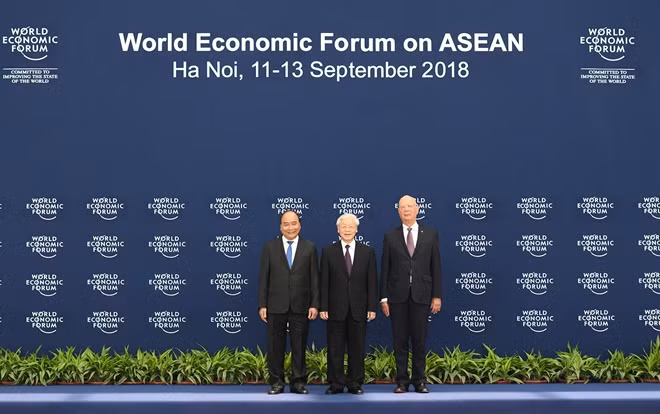 Tổng Bí Thư Nguyễn Phú Trọng (giữa), Thủ tướng Nguyễn Xuân Phúc (trái) cùng Chủ tịch WEF Klaus Schwab. Ảnh: VGP