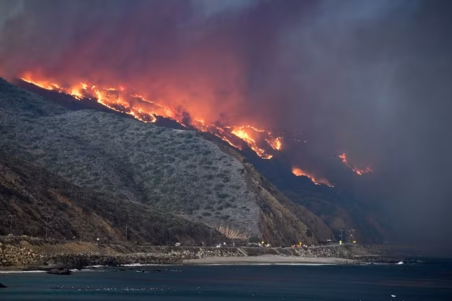 Ngoài ra, lực lượng cứu hỏa còn phải đương đầu với đám cháy lớn nữa là Sierra Fire, ở San Bernardino, bùng phát hôm 13-11 vừa qua. Đám cháy này được “tiếp sức” bởi gió Santa Ana vốn rất mạnh, khô. Đám cháy này đã được kiểm soát 85% vào ngày 14-11.