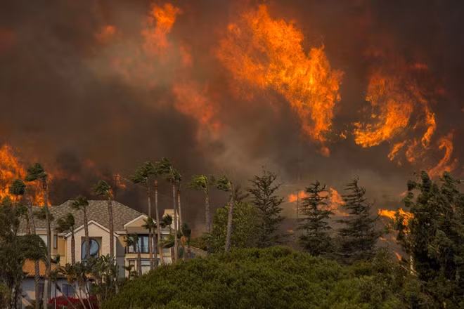 Nhiều ngôi sao Hollywood và người nổi tiếng của Mỹ đã bị mất nhà cửa ở Malibu, nhiều nhân viên cứu hộ vẫn phải làm việc mặc dù nhà của họ cũng bị phá hủy.