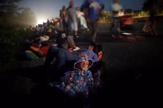 Theo Reuters, khoảng 1.000 người đã tách khỏi những đoàn di cư và đến được Tijuana trong những ngày qua. Con số này cũng tương đương với số người đã đến trước đó trong tuần này. Hàng ngàn người khác sẽ tiếp tục đến thành phố này trong những ngày tới.