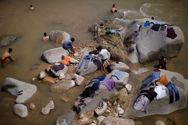 Tranh thủ giặt đồ và nghỉ ngơi sau khi bộ hành nhiều ngày trời.