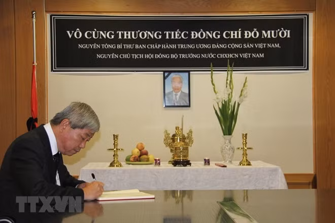Lễ viếng và mở sổ tang nguyên Tổng Bí thư Đỗ Mười tại Israel. Đại sứ Việt Nam tại Israel Cao Trần Quốc Hải ghi sổ tang. (Ảnh: TTXVN)