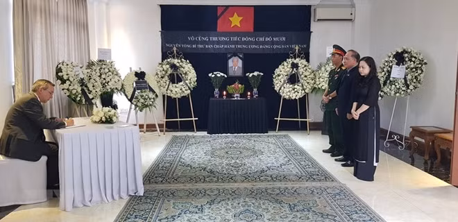 Lễ viếng và mở sổ tang nguyên Tổng Bí thư Đỗ Mười tại Myanmar. Đại sứ Mỹ tại Myanmar Scot Marciel đến viếng và viết sổ tang. (Ảnh: TTXVN)