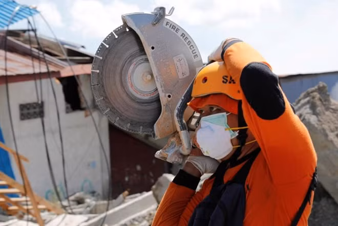 Một nhóm chuyên gia cứu hộ của Pháp đã bắt đầu chiến dịch tìm kiếm diện rộng tại khu vực ngoại ô của thành phố Palu, Indonesia, với hy vọng có thể tìm thấy bất kỳ nạn nhân nào dù không lành lặn trong đống đổ nát sau thảm họa sóng thần.