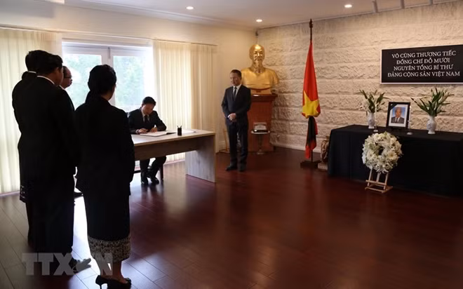 Lễ viếng và mở sổ tang nguyên Tổng Bí thư Đỗ Mười tại Australia. Đại sứ Lào tại Australia Sisavath Inphachanh đến viếng và ghi sổ tang. (Ảnh:TTXVN)