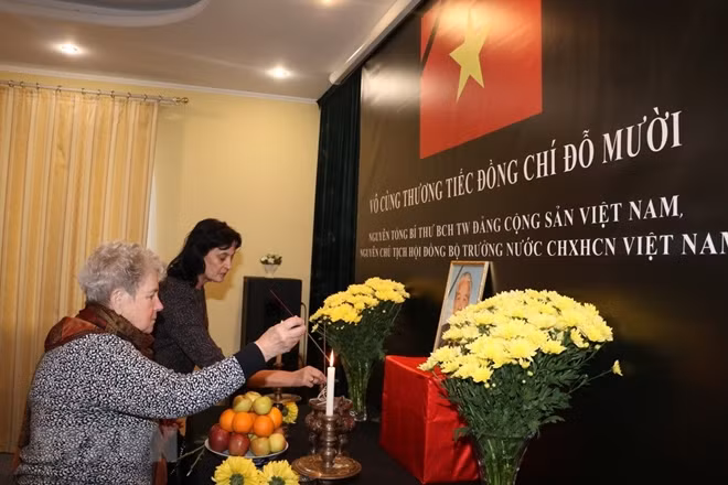 Đại sứ quán Việt Nam tại Ukraine tổ chức Lễ viếng và mở sổ tang nguyên Tổng Bí thư Đỗ Mười. (Ảnh: TTXVN)