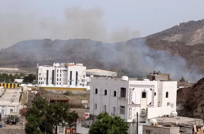 Cột khói từ các cuộc giao tranh ở Aden, Yemen. Ảnh Reuters.