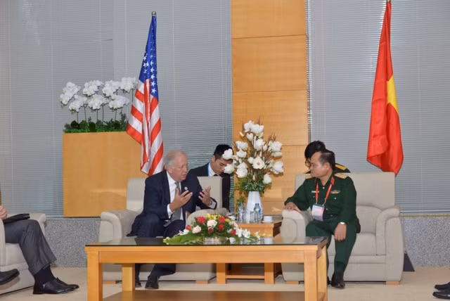 Thứ trưởng Shannon và Thượng tướng Nam thăm dự án xử lý dioxin tại sân bay Đà Nẵng