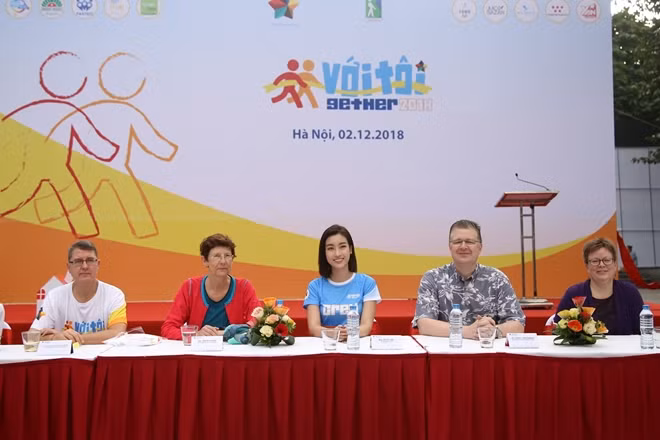 Hoa hậu Đỗ Mỹ Linh, Đại sứ của chương trình, bên cạnh Đại sứ Mỹ tại Việt Nam Daniel J. Kritenbrink, Đại sứ Na Uy tại Việt Nam Grete Lochen và Đại sứ Áo tại Việt Nam Thomas Schuller-Gotzburg.