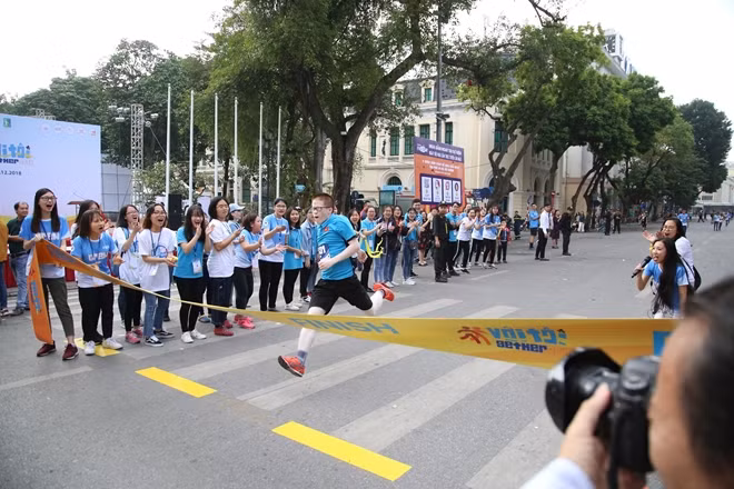 Vận động viên đầu tiên cán đích.