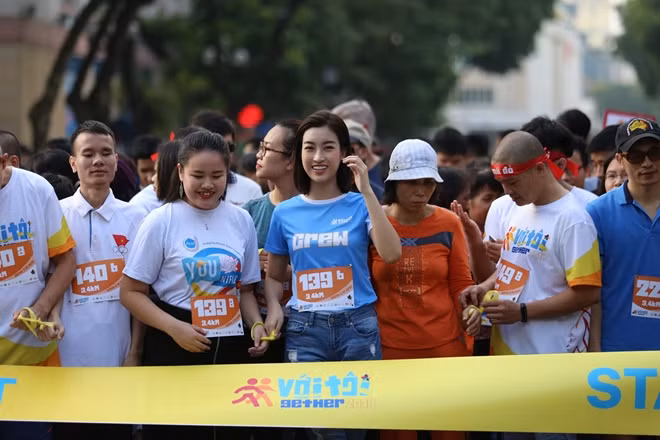 Đỗ Mỹ Linh nắm tay một người bạn, Lê Hương Giang, một người khiếm thị đầu tiên trở thành một MC của Đài truyền hình Việt Nam.