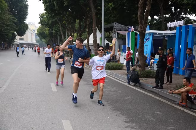 Bên cạnh sợi dây kết nối giữa người khiếm thị và người tham gia, người chạy cũng có thể lựa chọn đeo kính trải nghiệm người khiếm thị để trực tiếp có cảm nhận di chuyển bị hạn chế khả năng nhìn.