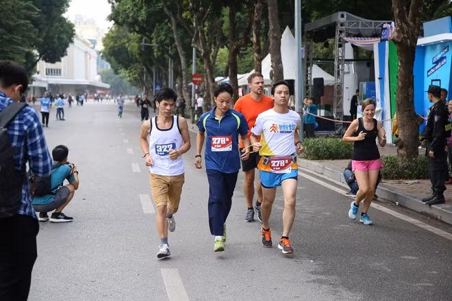 Ở lần thứ ba tổ chức này, “Chạy với tôi – 2gether2018” đã mở rộng cự ly chạy lên 3,4 km (tương đương 2 vòng hồ Hoàn Kiếm) và 5,1 km (3 vòng hồ) thy vì 1,7 m và 3,4 km như những năm trước.
