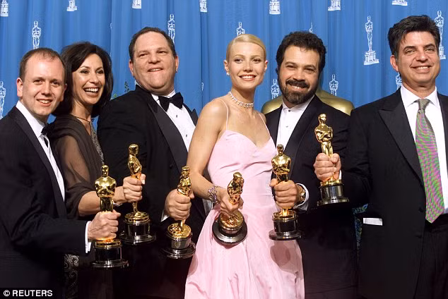 Gwyneth Paltrow nhận giải Oscar bên cạnh Harvey Weinstein
