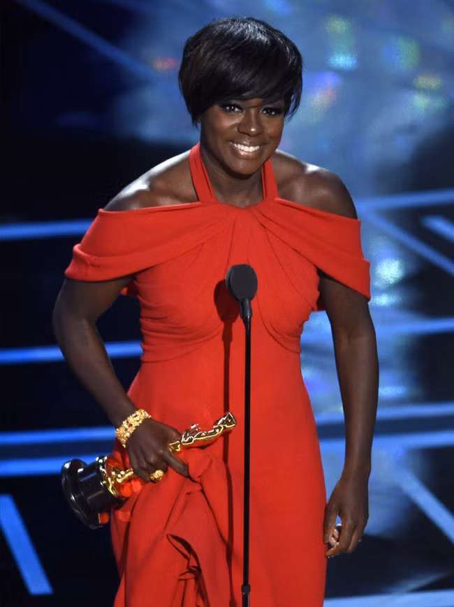 Viola Davis chiến thắng ở hạng mục Nữ diễn viên phụ xuất sắc nhất. Không có gì bất ngờ ở đây khi Viola Davis đã thắng hầu hết các giải tiền Oscar quan trọng. Đây là lần đầu tiên cô nhận được giải thưởng sau 3 lần đề cử. Cô cũng được biết đến với vai diễn trong bộ phim truyền hình nổi tiếng How to get away with murder.