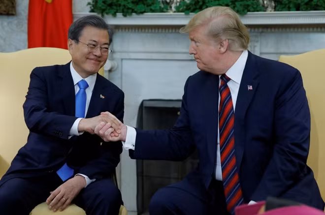 Tổng thống Mỹ và Hàn Quốc trong cuộc gặp ngày 11-4. Ảnh Reuters.