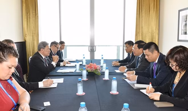 Phó Thủ tướng, Bộ trưởng Ngoại giao Phạm Bình Minh gặp Bộ trưởng Ngoại giao New Zealand Winston Raymond Peters. Ảnh VGP.