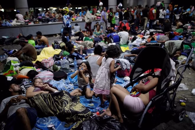 Hàng ngàn người từ một số quốc gia Trung Mỹ đang tiến đến Mỹ. Ảnh Reuters