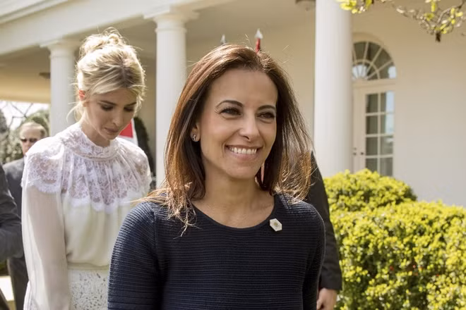 Bà Dina Powell tại Nhà Trắng, cô Ivanka đi ngay sau. Ảnh AP