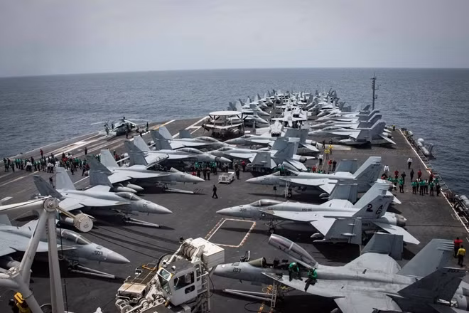 Tàu sân bay USS Abraham Lincoln của Mỹ tại khu vực biển Arab hôm 19-5. Ảnh Reuters.