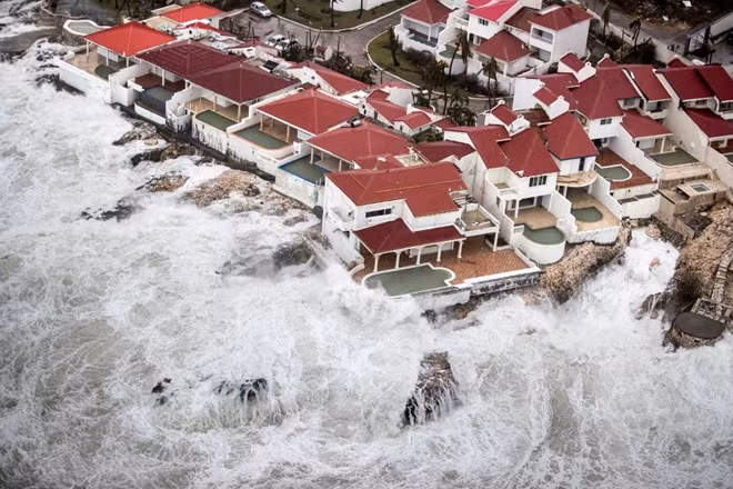 Những ngọn sóng như muốn nhấn chìm hòn đảo Saint Martin. Ảnh Reuters