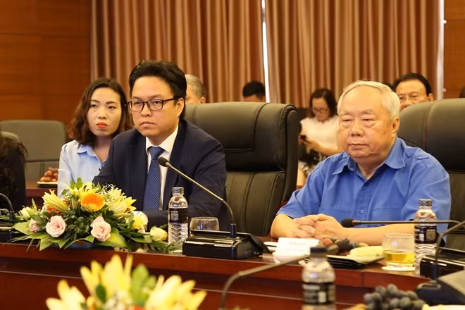Đại sứ Vương quốc Campuchia tại Việt Nam Prak Nguon Hong (trái) và đồng chí Vũ Mão.