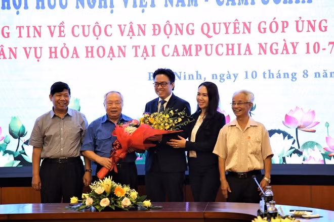 Đồng chí Vũ Mão tặng hoa Đại sứ Campuchia tại Việt Nam