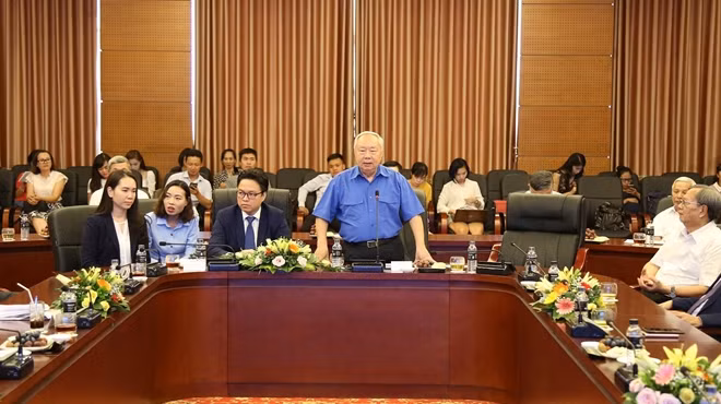Đồng chí Vũ Mão chúc mừng thành công của cuộc bầu cử tại Campuchia, đồng thời khẳng định tiếp tục nỗ lực để chuyển số tiền quyên góp còn lại một cách hợp lý để giúp đỡ những nạn nhân của vụ hỏa hoạn