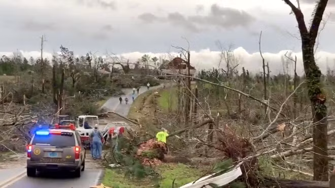Cảnh tượng khủng khiếp tại Alabama, Mỹ sau trận lốc xoáy. Ảnh Reuters.