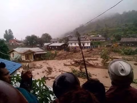 Nhiều người chỉ còn biết đứng nhìn nhà cửa, tài sản và mùa vụ bị dòng nước lũ cuốn trôi.