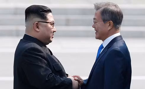 Nhà lãnh đạo Triều Tiên Kim Jong-un (trái) và Tổng thống Hàn Quốc Moon Jae-un. Ảnh Reuters Nhà lãnh đạo Triều Tiên Kim Jong-un (trái) và Tổng thống Hàn Quốc Moon Jae-un. Ảnh Reuters